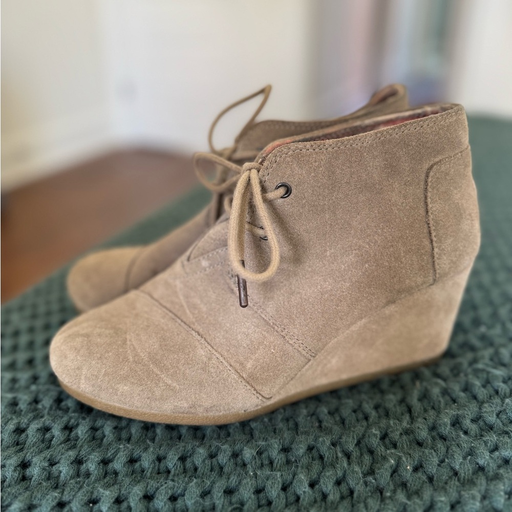 Toms Women's size 8 Beige Suede Wedge Booties